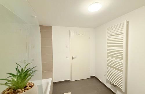 New-three room-Entire Apartment with two Balconies & Garage, Central-Fast Access to City Center - Barmbek -Stadtpark - Foto 39