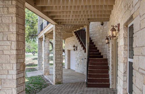 Lakefront 6BR Retreat w Dock & Game Room - Foto 34