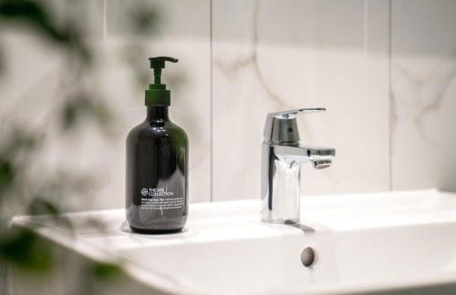 CLS Moderne City-Wohnung Hamburg Tiefgarage, Klimaanlage, Free-TV, 65 Zoll Smart-TV, E-Laden, Balkon, Parken, Nespresso Maschine inklusive Kapseln, Blick über Hamburg, Cafe im Haus, Bus gegenüber, Flex Check In - Foto 9