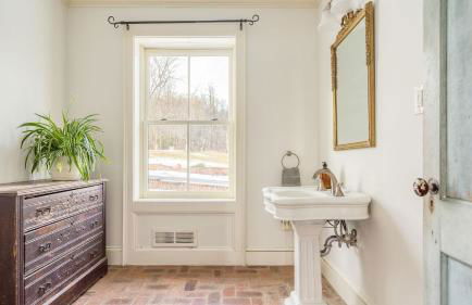 Historic & Secluded Estate on the Hudson River w/ Pool Sleeps 24 River House by Avantstay - Foto 103