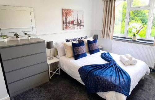 Green Haven Villa - 4BR Spacious House with Hot tub, Ample Parking, Air Condition, WIFI, Netflix, Patio & Garden - Foto 9