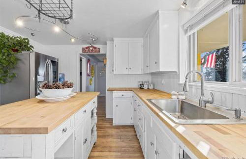 Sunny Beach House of Olde Town Arvada - Foto 15