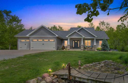 Lakeside Retreat with Hot Tub & Game Room home - Foto 1