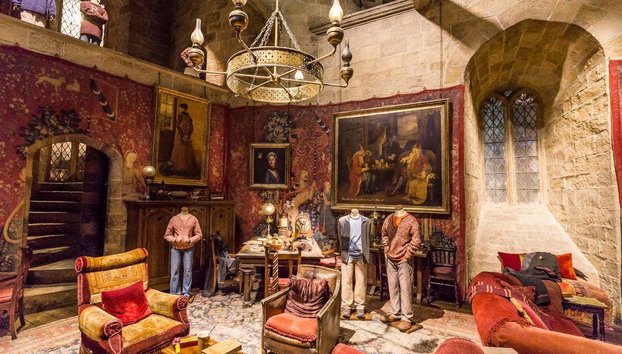 Visite à la découverte de Harry Potter dans les studios Warner - Photo 4, Salle commune de Griffindor avec les vêtements des personnages