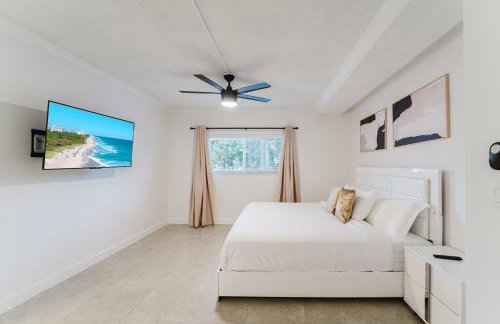 Luxury Waterfront Boca with Pool, Hot Tub and Boat Views - Photo 21