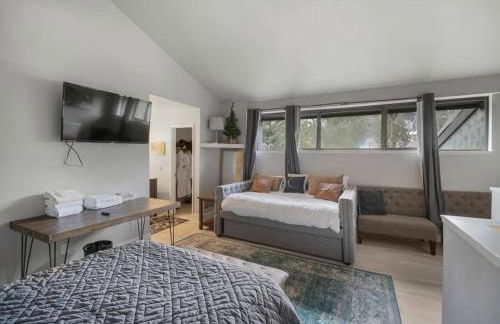 Guest Favorite Spacious Remodeled 2 Bdrm 2 Ba Mountain Views - Photo 53