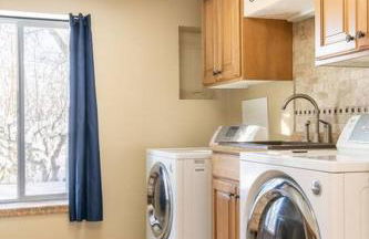 Spacious 3BR Basement Apt near Airport, Work, Ski - Photo 12