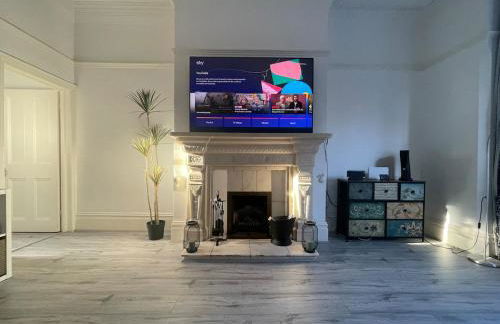 Spacious Flat! Sleeps 7, Pet Friendly and Parking - Photo 5