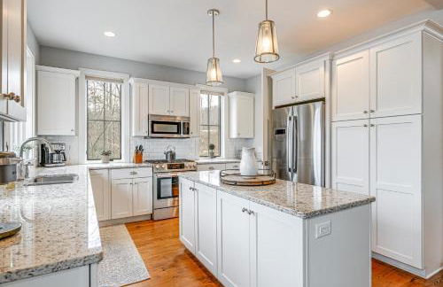 Direct Lake Access and Fire Pit Tuckasegee Cottage! - Foto 9