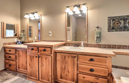 Rustic Escape with Deck, Hot Tub and Mountain Views - Foto 19