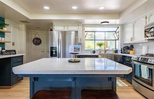 Secluded Mtn Top Family Haven w/Views Spa & Arcade - Photo 18