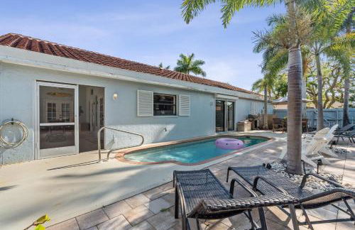 Charming Heated Pool Home - 3 miles to the Beach, Pet and Family Friendly -Available Year Round! - Photo 1