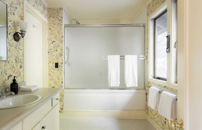 Everett by Avantstay 5mins to Palisades Tahoe! w/ HOT TUB - Photo 21