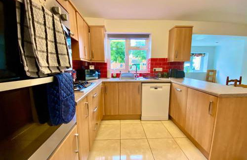 Your Leominster Base - 3BR Home with Garden & Parking - Foto 37