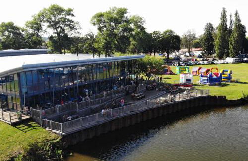 Lovely Static Caravan at Billing Aquadrome - Photo 17