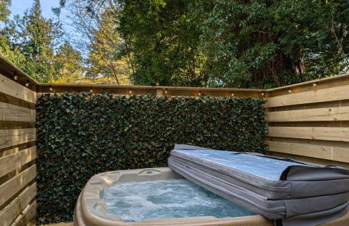 Cear 2- Private Hot Tub- Perth-Pet Friendly Lodge - Photo 1