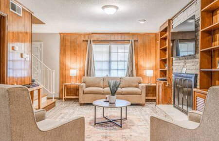 Minutes from the Airport - Wonderful Warrington - Photo 1