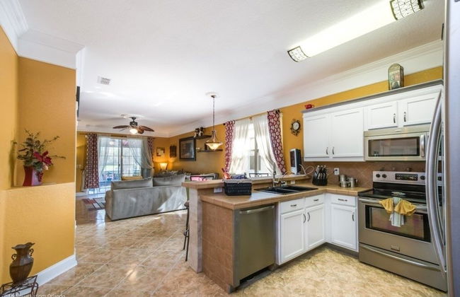 "southern Charm" 4 Bed & 2 Bath Private Pool Home 4 Bedroom Villa by RedAwning - Photo 12