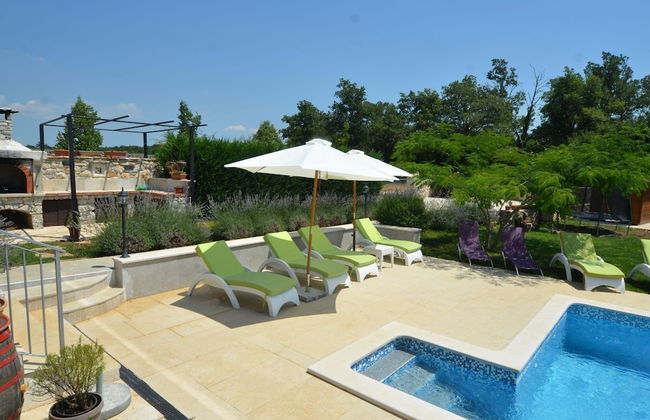 Exquisite Secluded Villa With Pool - Photo 25