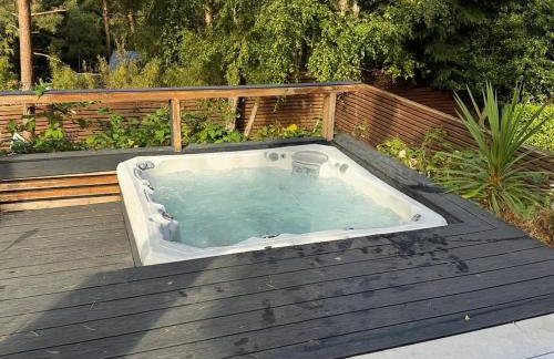 Luxury Villa - Hot Tub - Exclusive Offers - Amar Luxury Stays - Photo 33