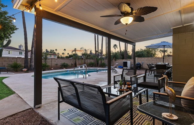 Modern and Stylish Remodeled 4 Bdrm w/ HTD Pool! - Foto 31