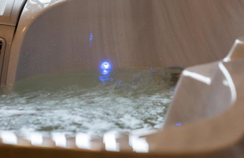 Getaway Accommodation with Pool Table and Jacuzzi! - Foto 12