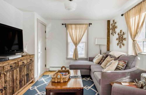 Entire Enchanting, Light-Filled 1830 Farmhouse - Foto 4