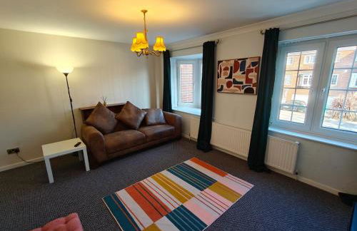 Timeless 2 Bedroom Townhouse Near The City Centre With Drive Parking - Photo 2