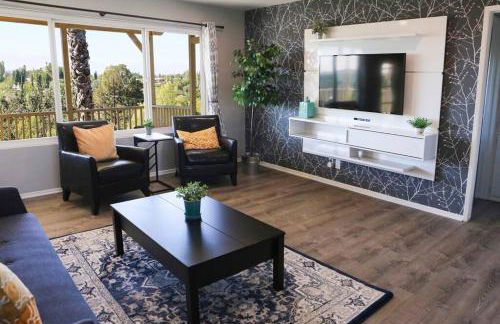 GREAT VIEWS - Over the Oaks - Stylish - Whole Home - Foto 1