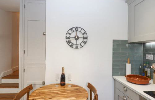 The Cottage on The Square - Photo 11