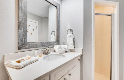 Dog-friendly beachfront dream with a wet bar & two furnished balconies - Foto 23