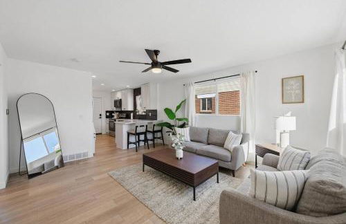 Cozy 2BR Retreat with Backyard Lounge - Foto 10