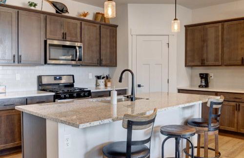 Scenic Modern Home with Private Patio & Fireplace - Foto 17