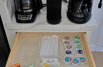 2 Masters, Newly renovated with new furnishings - 4BR 3BA - Photo 8