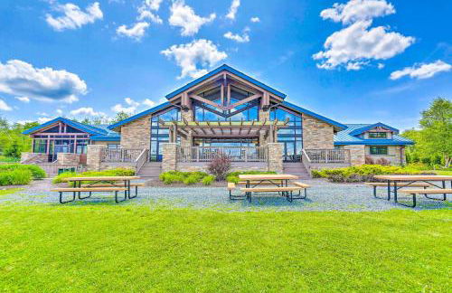 Lakefront Poconos Family Home with Pool Access - Foto 36