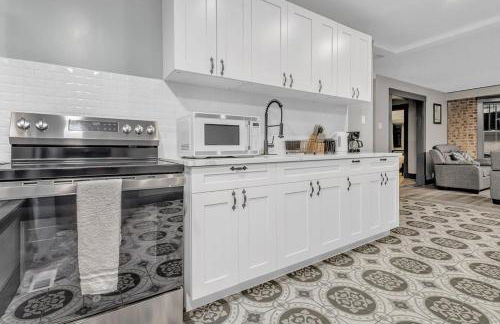 Renovated 6BR 2BA Minutes from Falls and Casino - Photo 6