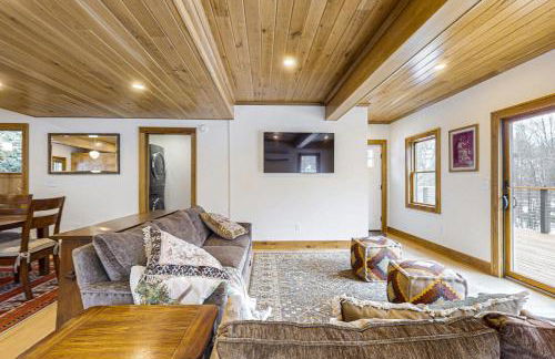 Less Than 1 Mi to Lake George! Family Retreat with Deck - Foto 6