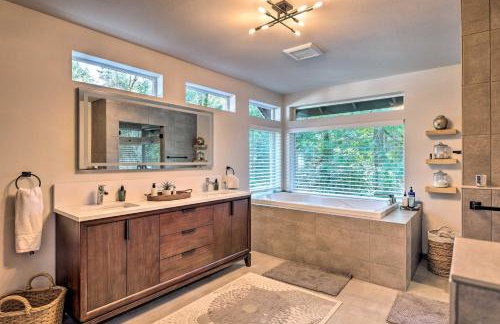 Mid-Century Cabin with Deck and Puget Sound Vistas! - Foto 13