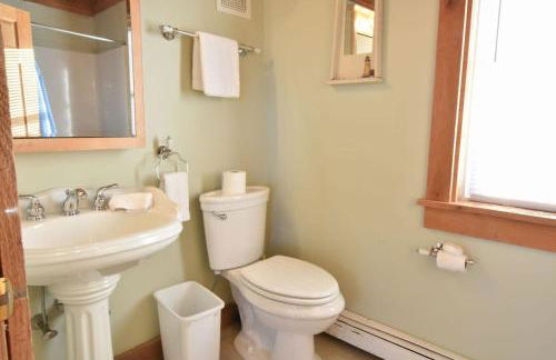 Waterfront Fun at this Huge Family Estate - Foto 65