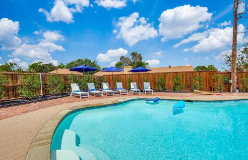 Stunning Lake House with a Pool and Hot Tub - Foto 19