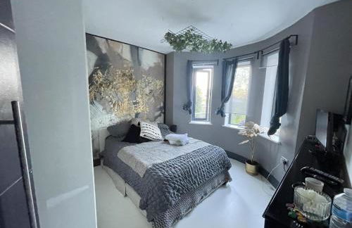 Artsy Retreat - Sleeps 6 Free Parking & Balcony - Photo 31