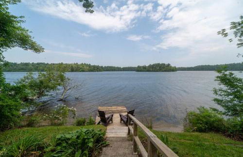 Family Lakefront Adventure House 3BR wFirepit & Scenic - Foto 5