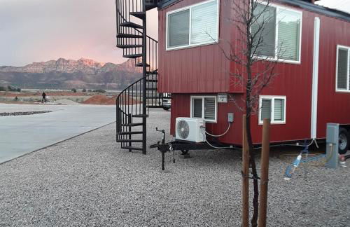 Access Zion & Bryce! Tiny Home with Rooftop Deck and Hot Tub - Foto 14