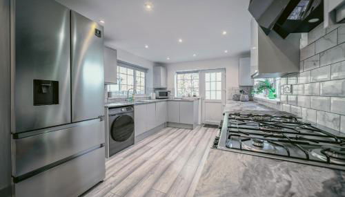 Spacious 6 Bedroom House l Near Airport l Sleeps 12 l Book With Confidence with The Cosy Corner Nationwide - Foto 3, stove, dishwasher, toaster