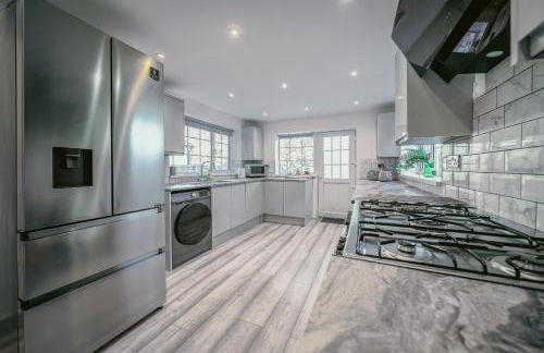 Spacious 6 Bedroom House l Near Airport l Sleeps 12 l Book With Confidence with The Cosy Corner Nationwide - Foto 3