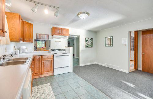 Lakefront Family Retreat with Private Dock! - Foto 8