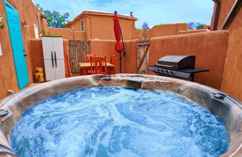 Enchanted Casita with Private Outdoor Hot Tub and Patio, Near Santa Fe Plaza, Sleeps 4 with free parking - Foto 3