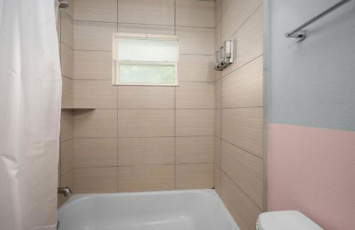 Chic & Cozy 1BR Apt with Free Parking & King Bed - Foto 10