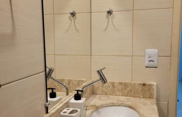 Casa funcional - 02 quartos, 02 camas de casal, 01 cama de solteiro, cozinha gourmet e garagem para carro pequeno - Foto 20