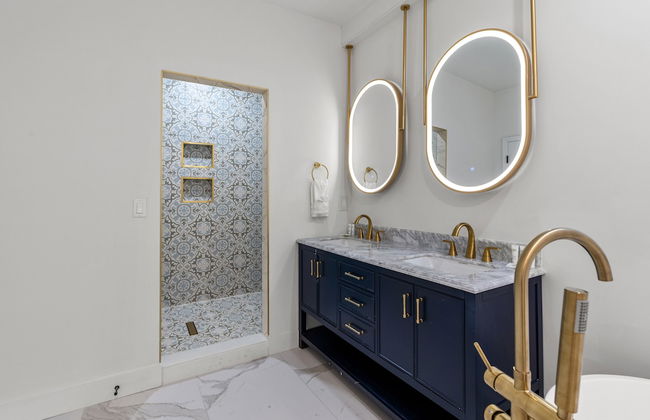 Luxurious Home with Theatre Room - Foto 26